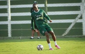 Zagueiro atuou em sete oportunidades pela equipe esmeraldina e também pode jogar improvisado na lateral | foto: Rosiron Rodrigues / Goiás EC