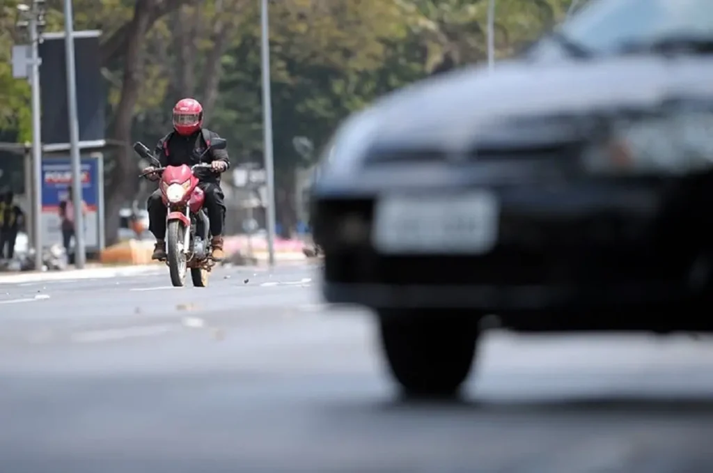 Texto diz que a isenção do IPVA para motos pode facilitar o acesso de quem vive em áreas mais distantes. | Foto: Reprodução