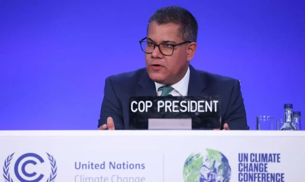Alok Sharma, presidente da conferência, bateu o martelo para sinalizar que não houve objeções decisivas das quase 200 delegações nacionais presentes em Glasgow. | Foto: Reprodução/Internet