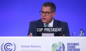 Alok Sharma, presidente da conferência, bateu o martelo para sinalizar que não houve objeções decisivas das quase 200 delegações nacionais presentes em Glasgow. | Foto: Reprodução/Internet