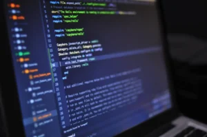 A necessidade de acelerar processos de transformação digital das empresas colocou no topo da lista das mais procuradas profissões como a de programador e técnicos em TI. | Reprodução/Internet