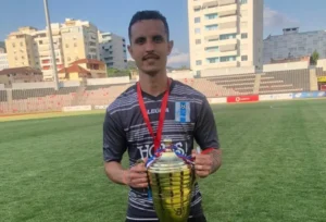 Atacante Rafael Barbosa recentemente foi campeão nacional no clube albanês | foto: Arquivo pessoal