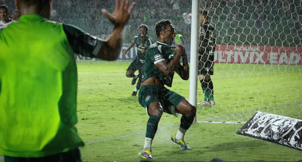 O atacante Bruno Mezenga voltou a marcar de foi o autor do segundo gol na vitória por 2 a 1 sobre o Coritiba | foto: Rosiron Rodrigues / Goiás EC