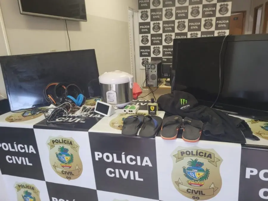 Suspeitos roubaram televisores, celulares, computador, diversos aparelhos eletrônicos, roupas, calçados e utensílios domésticos. | Foto: Divulgação