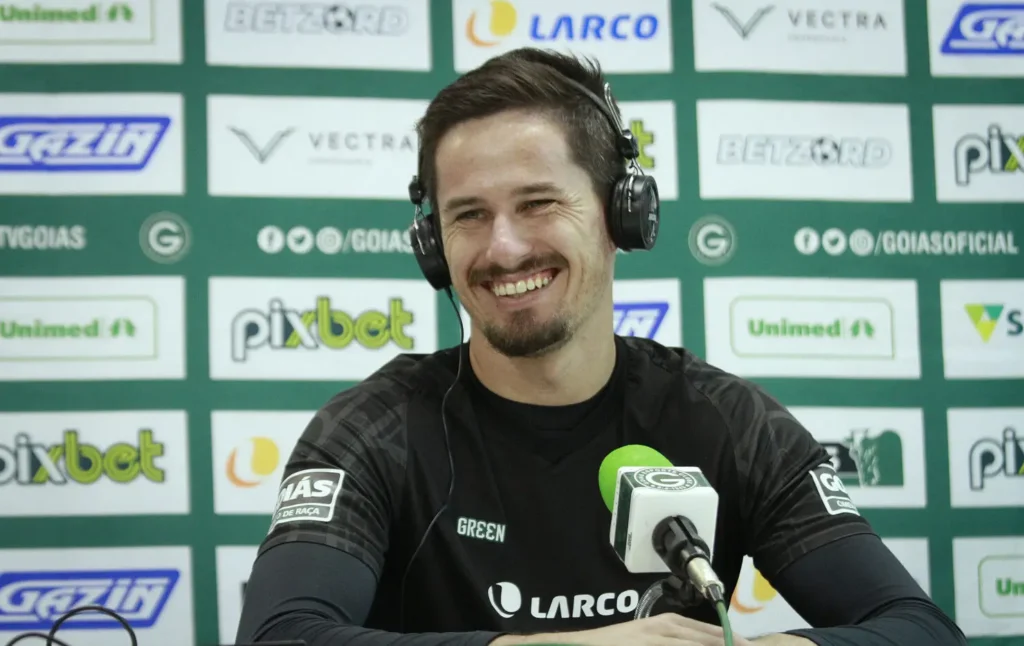 Goleiro fez uma excelente partida diante do Guarani que deu ao clube esmeraldino o acesso à Série A; ele tem contrato com o clube até o fim de 2023 | foto: