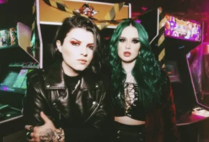Elektra, uma das vozes de VENVS, marcou a história do rock nacional na segunda metade dos anos 2000 por integrar a banda Fake Number, que teve hits como "Aquela Música" e "Primeira Lembrança". | Imagem: Reprodução