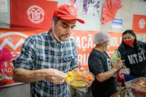 O restaurante que forneceu as marmitas a todos no local rebateu as críticas feitas pelos bolsonaristas. | Foto: Reprodução/Internet