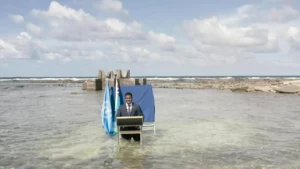 Um ministro do governo mandou mensagem ao COP 26, com água na altura dos joelhos, em local que antes era seco | Foto: AFP