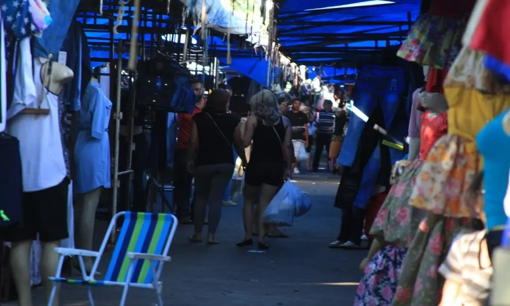 Depois de dois anos com fechamentos, reaberturas e restrições na circulação de público devido à pandemia na Feira Hippie, os comerciantes voltaram a ter esperança de um natal generoso diante da expectativa elevada em relação às vendas em 2021 | Foto: Reprodução