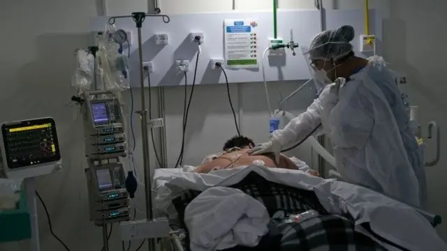 Segundo relatório epidemiológico semanal da organização, variante já foi detectada em 57 países | Foto: Ricardo Moraes/Reuters