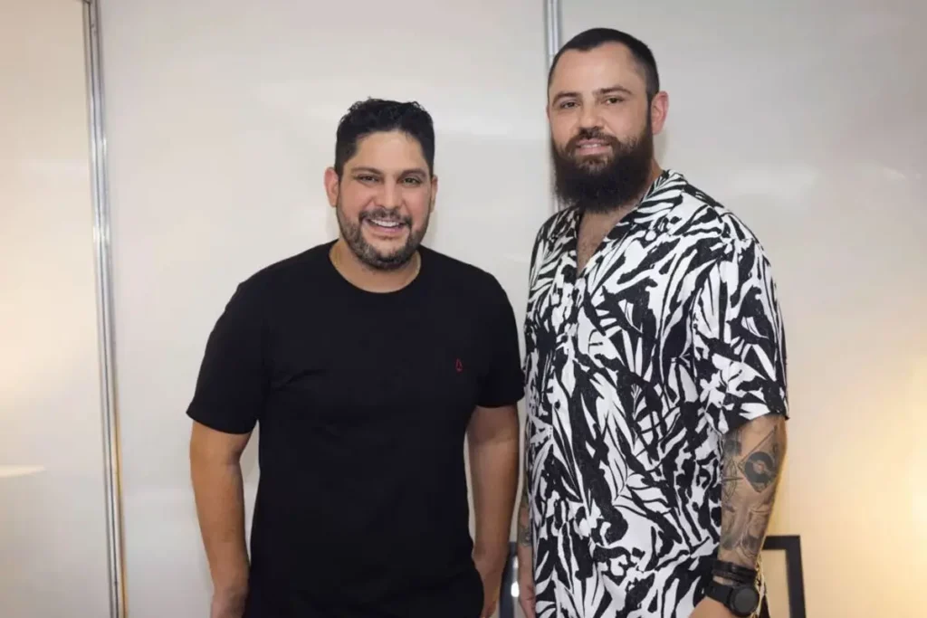 Dupla foi surpreendida pela Som Livre e também recebeu certificado de platina pela faixa 'Me Ame Mais'  Foto; Reprodução