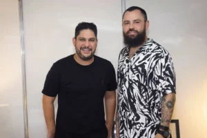 Dupla foi surpreendida pela Som Livre e também recebeu certificado de platina pela faixa 'Me Ame Mais'  Foto; Reprodução