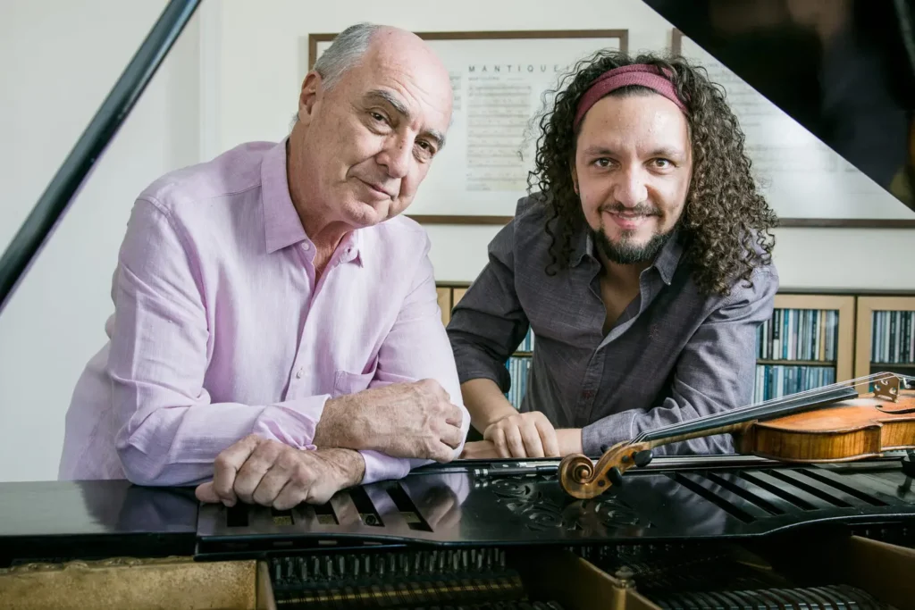 O pianista Nelson Ayres e o violinista Ricardo Herz se apresentam nesta terça-feira (7) no YouTube do Sesc São Paulo | Foto: Gabriel Boieras