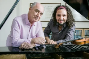 O pianista Nelson Ayres e o violinista Ricardo Herz se apresentam nesta terça-feira (7) no YouTube do Sesc São Paulo | Foto: Gabriel Boieras