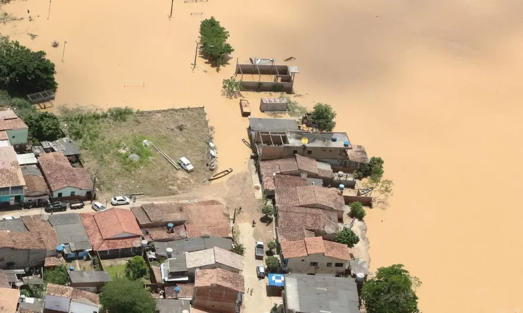 Ao menos 14 pessoas morreram e 276 ficaram feridas | Foto: Agência Brasil