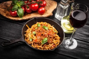 Apreciar uma legítima receita italiana, dessas que lembram a comida da nonna, já é uma experiência deliciosa. Mas escolher o vinho que melhor harmoniza com o prato faz toda a diferença para deixar o momento ainda mais especial