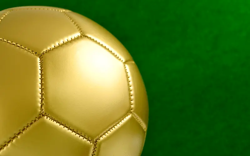 Le Ballon d’Or (A Bola de Ouro), prêmio criado pela revista francesa France Football, remonta a 1956 e visa distinguir o Melhor Futebolista do Ano. | Foto: Reprodução