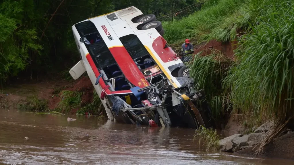 O motorista disse que acredita que tudo aconteceu por causa de má sinalização no desvio feito na pista, além de uma sensibilidade diferente entre os freios | Foto: Reprodução/Internet