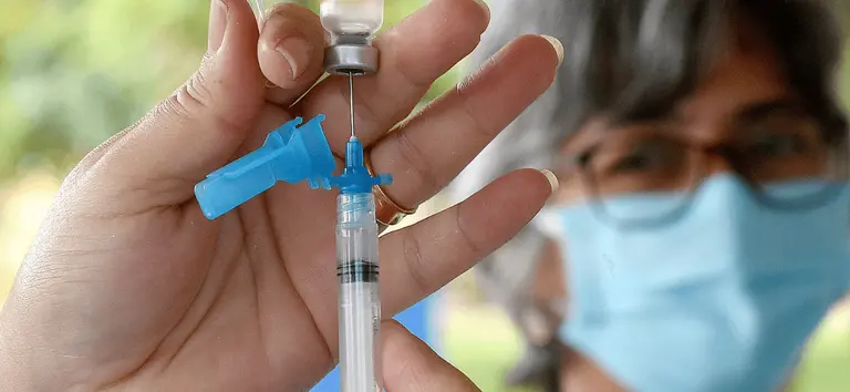 Importante deixar claro que o reforço da vacina não impede as formas leves da doença, mas protege da hospitalização e de casos mais graves. | Foto: Reprodução/Internet