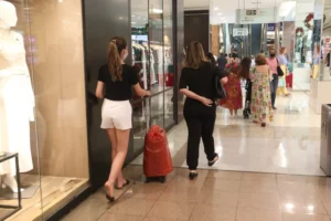 Especialistas dizem que mais ricos vão gastar 12,6% com viagem, passeios e mais pobres com mais alimentos | Foto: Reprodução