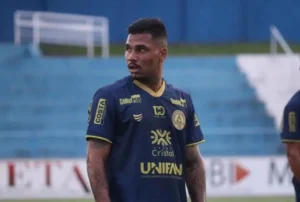 Alisson Taddei estava na Aparecidense no início do ano, onde jogou o Goianão pelo Camaleão | foto: Nicolle Mendes / Aparecidense