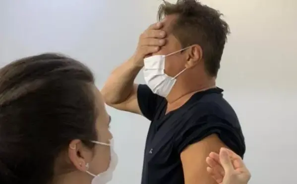 “Se você não vacinar, não entra mais no Cabaré. Já imaginou isso?”, brincou o cantor, se referindo aos seus shows, que no próximo ano serão ao lado da dupla Bruno e Marrone. | Foto: Reprodução