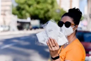 O projeto determina que produtos que não tenham filtro de ar sejam usados com máscara de tecido | Foto: reprodução