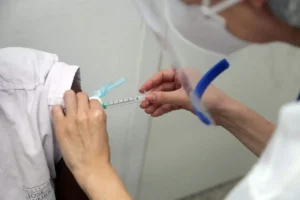 Contudo, pesquisadores alertam que os riscos de infecção causados pela variante sul-africana são maiores  Foto; Reprodução