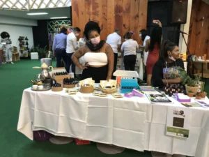 Evento reúne micro e pequenas afroempreendedoras de economia criativa, moda, artesanato, gastronomia e produção cultural, com a proposta de gerar renda e superar a vulnerabilidade econômica de mulheres racializadas. | Foto: Divulgação
