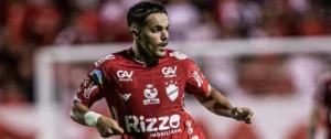 Na atual temporada, João Pedro disputou 33 jogos e marcou três gols com a camisa do Vila Nova | Foto: Heber Gomes