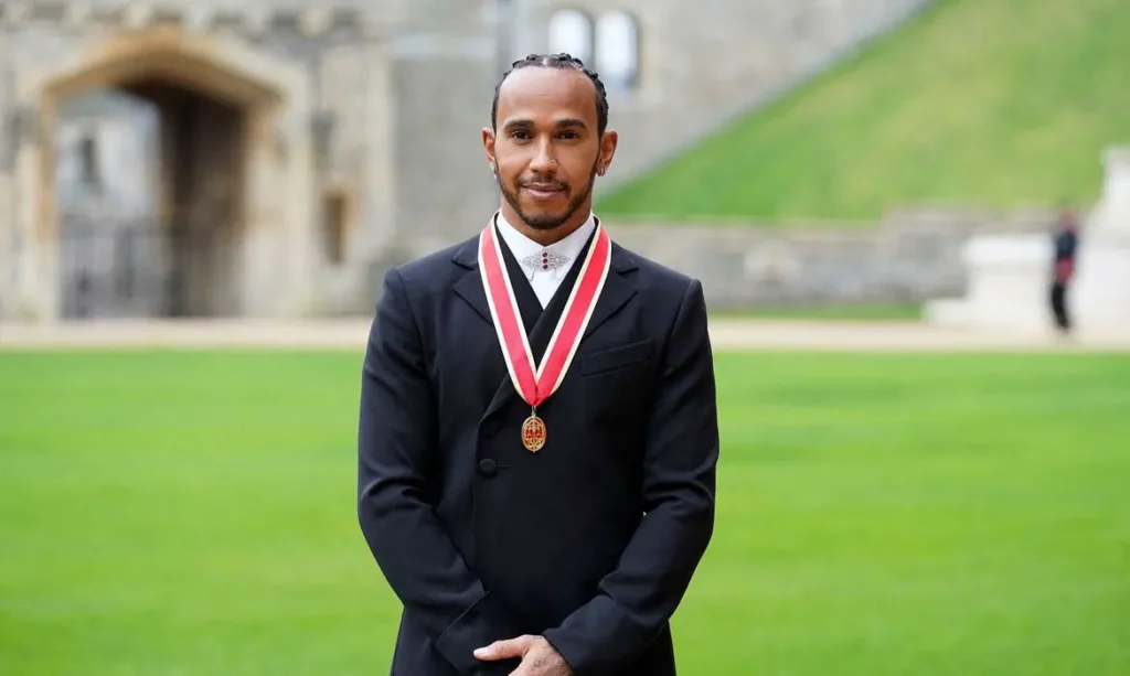 Heptacampeão da Fórmula 1, Lewis Hamilton recebeu a condecoração do príncipe Charles | Foto: Divulgação