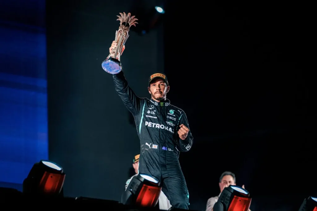 Com a vitória, Lewis Hamilton chegou aos 369,5 pontos e se igualou a Verstappen | Foto: Mercedes