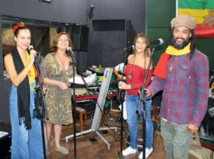 Considerado um dos pioneiros do reggae em Goiânia, o grupo vai se apresentar e terá show do DJ Tatá, cuja pesquisa musical abrange o rock nacional dos anos 80 e 90. | Foto: Divulgação