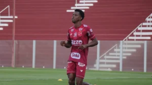 O lateral-direito Moacir atuou apenas duas vezes ao longo da campanha colorada na Copa Verde | Foto: Douglas Monteiro/Vila Nova FC