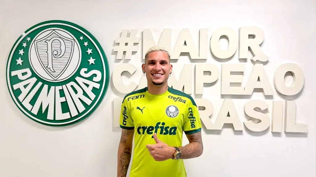 Campeão da Série B pelo Botafogo, o atacante Rafael Navarro foi anunciado nesta quarta-feira (22) pelo Palmeiras | Foto: Klaudia Kalinin/SE Palmeiras