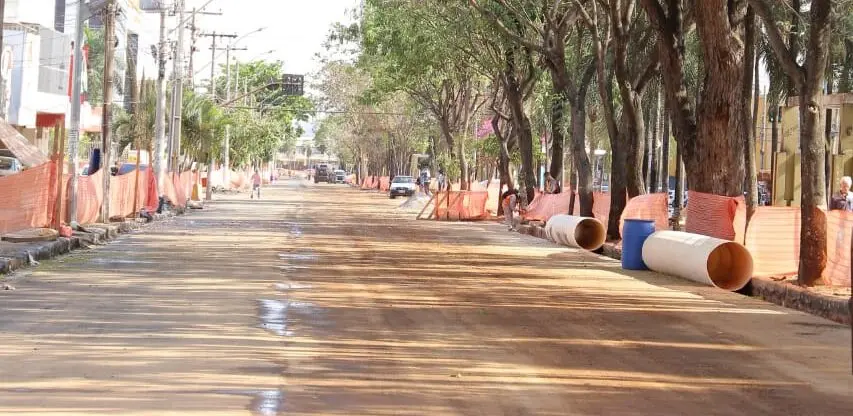Criações de bocas-de-lobo (bueiros para drenagem da água da rua) e limpeza de canais para retirada de lixo são a aposta para evitar grandes transtornos com chuvas mais fortes | Foto: reprodução