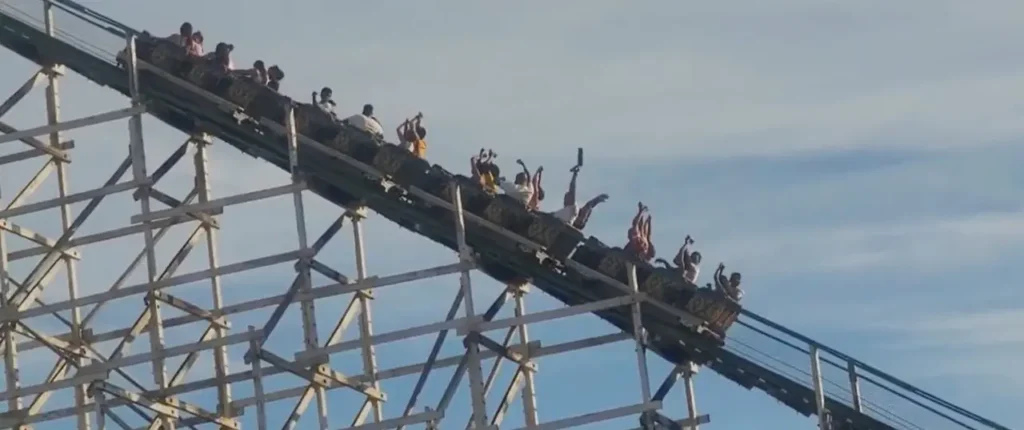 Vídeo mostra visitantes com as mãos para cima em formato de “X”, protocolo utilizado para solicitar a parada da atração | Foto: reprodução