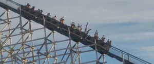 Vídeo mostra visitantes com as mãos para cima em formato de “X”, protocolo utilizado para solicitar a parada da atração | Foto: reprodução
