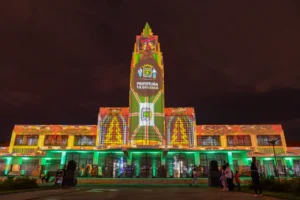 A projeção luminoténica, com imagens que remetem ao Natal, à cultura goianiense e à arquitetura da cidade, será realizada até dia 23, enquanto a decoração da praça permanece até o dia 6/01. | Foto: Jucimar de Sousa
