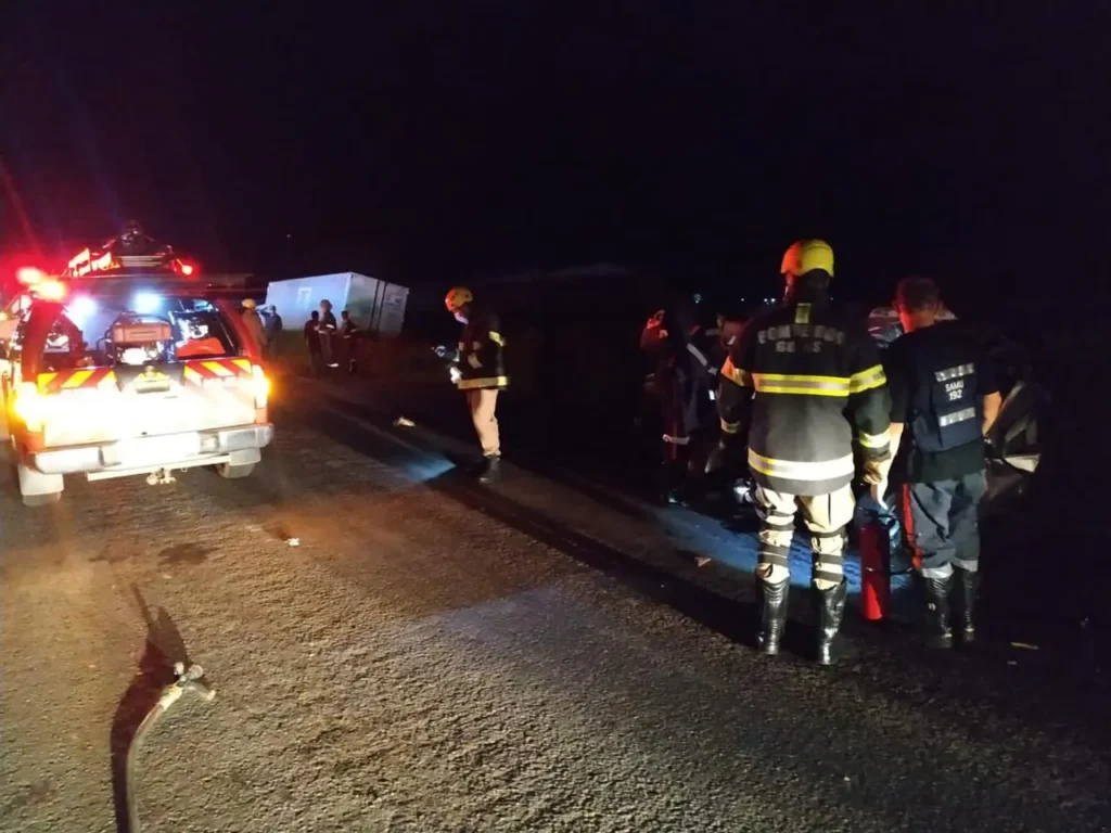As vítimas estavam presas às ferragens do veículo. | Foto: Bombeiros