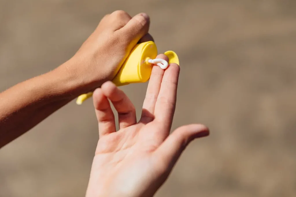 Questões como o fator de proteção e a quantidade de uso, por exemplo, deixam os consumidores incertos sobre qual produto adquirir. | Foto: Reprodução
