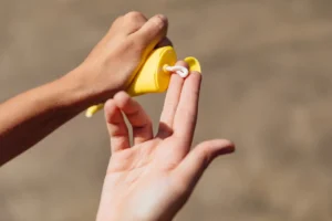 Questões como o fator de proteção e a quantidade de uso, por exemplo, deixam os consumidores incertos sobre qual produto adquirir. | Foto: Reprodução