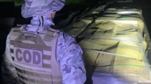 Comando de Operações de Divisas abordou, na última segunda-feira (13), o veículo que realizava o transporte de 24 toneladas de produtos contrabandeados. | Foto: Divulgação