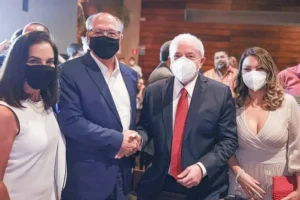 Geraldo Alckmin e Lula, antigos rivais, posam juntos em "Jantar pela Democracia" | Foto: Ricardo Stuckert