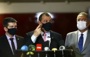 Os senadores Randolfe Rodrigues, Omar Aziz e Renan Calheiros durante entrevista após a instalação da CPI da Pandemia, no Senado Federal.