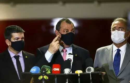 Os senadores Randolfe Rodrigues, Omar Aziz e Renan Calheiros durante entrevista após a instalação da CPI da Pandemia, no Senado Federal.