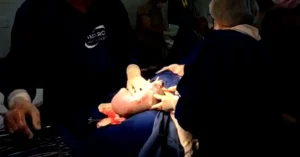 A pequena Elis nasceu em uma bolsa amniótica intacta, e conseguiu rompê-la com a própria mão | Foto: Reprodução