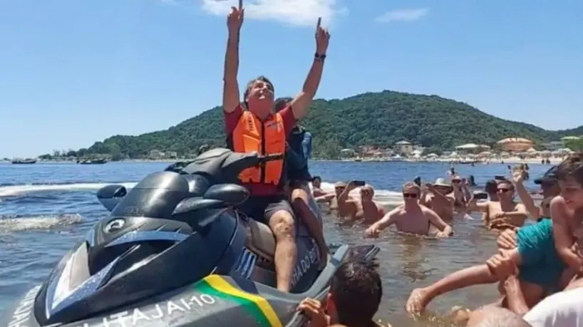 Em meio ao à calamidade provocada por enchentes na Bahia, Bolsonaro tira férias e relaxa em SC | Foto: Reprodução/ Twitter