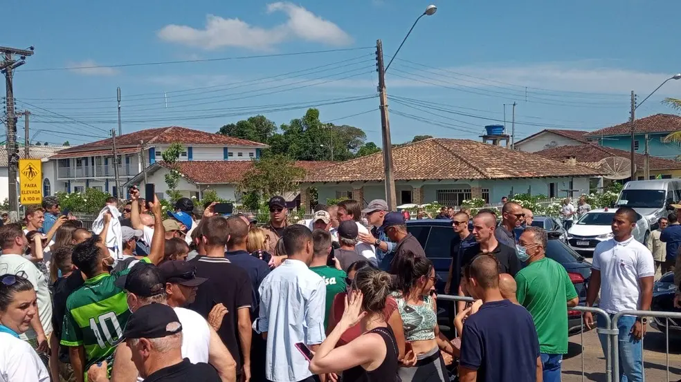 Comitiva presidencial chegou ao litoral catarinense na tarde desta segunda-feira (27). | Foto: Reprodução/Cristiano Gomes/NSC TV