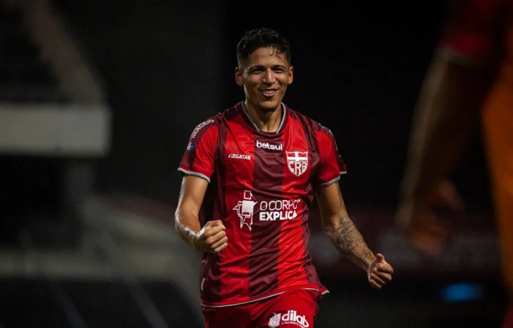 Zagueiro Caetano fez uma excelente temporada no CRB e pode chegar ao Goiás para a disputa da Série A | foto: Divulgação pessoa / Twitter